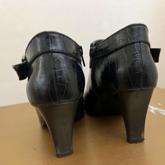 Bandolino Leather upper black booties. Size 6 M - Picture 2 of 8